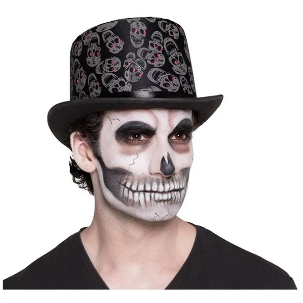 Hat with skull print
